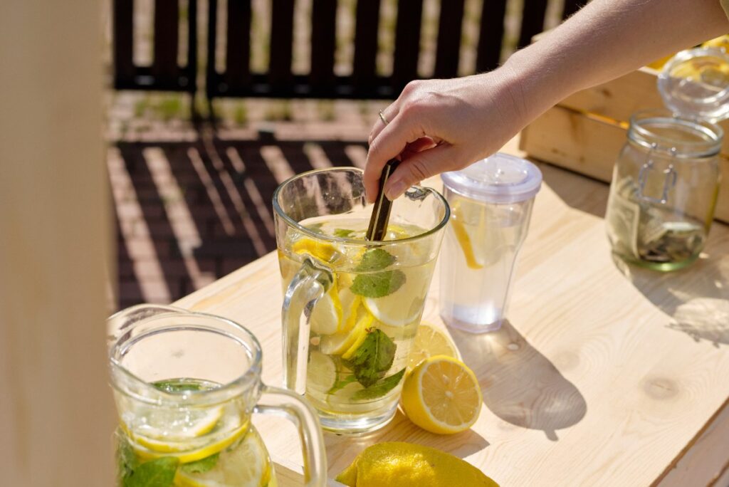 Une personne faisant du jus de citron