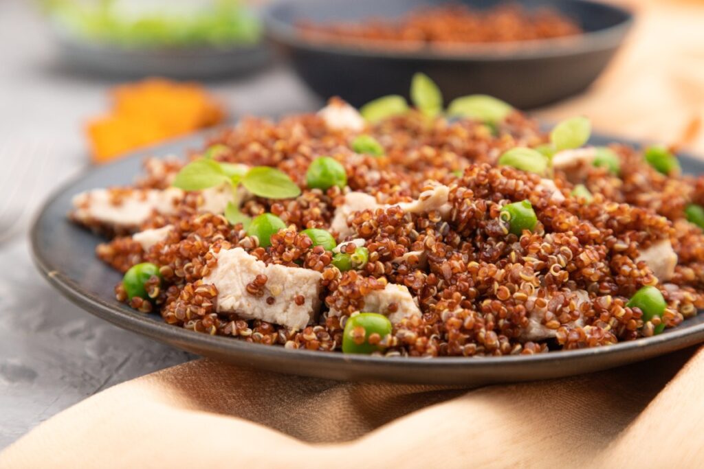 Salade de quinoa avec des petits pois et des morceaux de viande