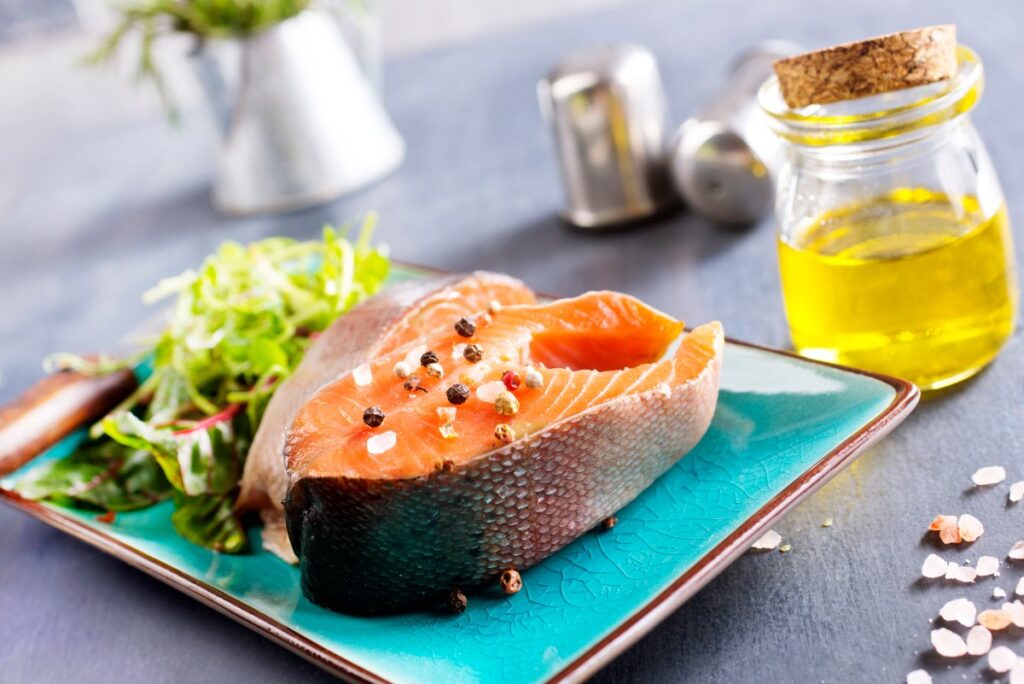 Steak de saumon frais servi avec de la salade 