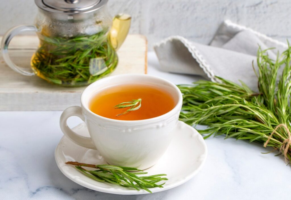 Une tasse d'infusion de romarin sur la table