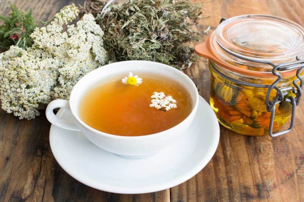 Une tasse de tisane à la camomille sur la table