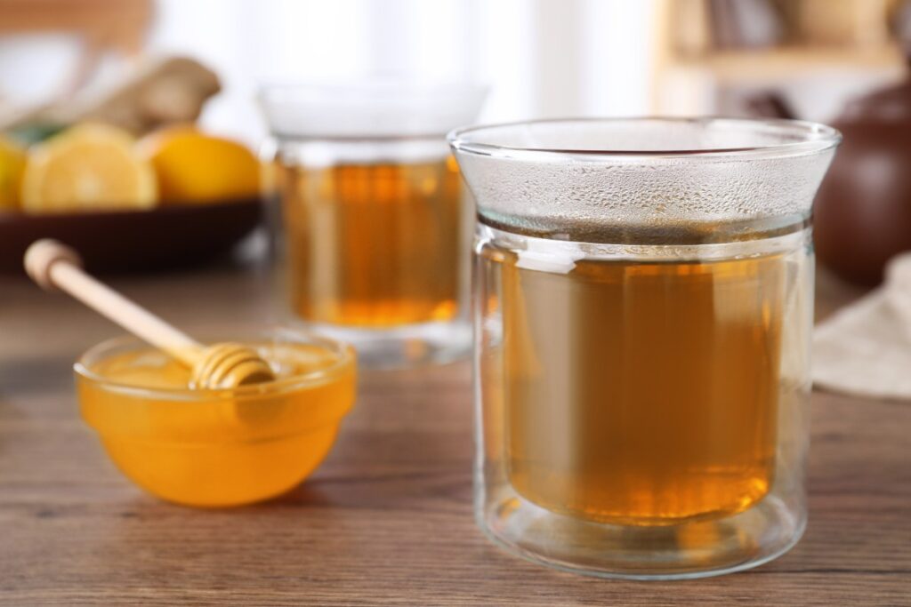 Thé au miel et au citron sur la table en bois