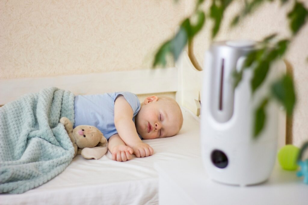 Un bébé qui dort près d'un humidificateur