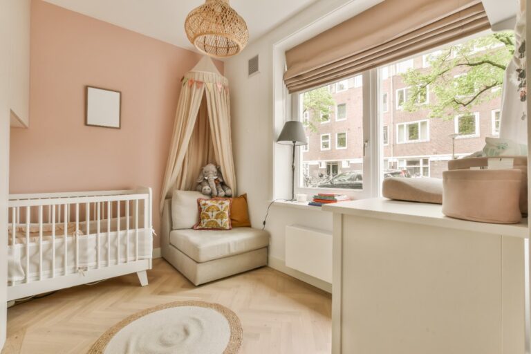 Intérieur d'une chambre de bébé avec un berceau