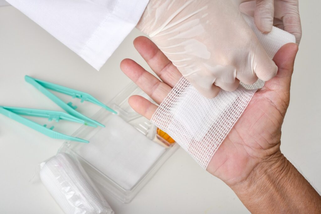 Un médecin faisant du pansement sur la main d'un patient