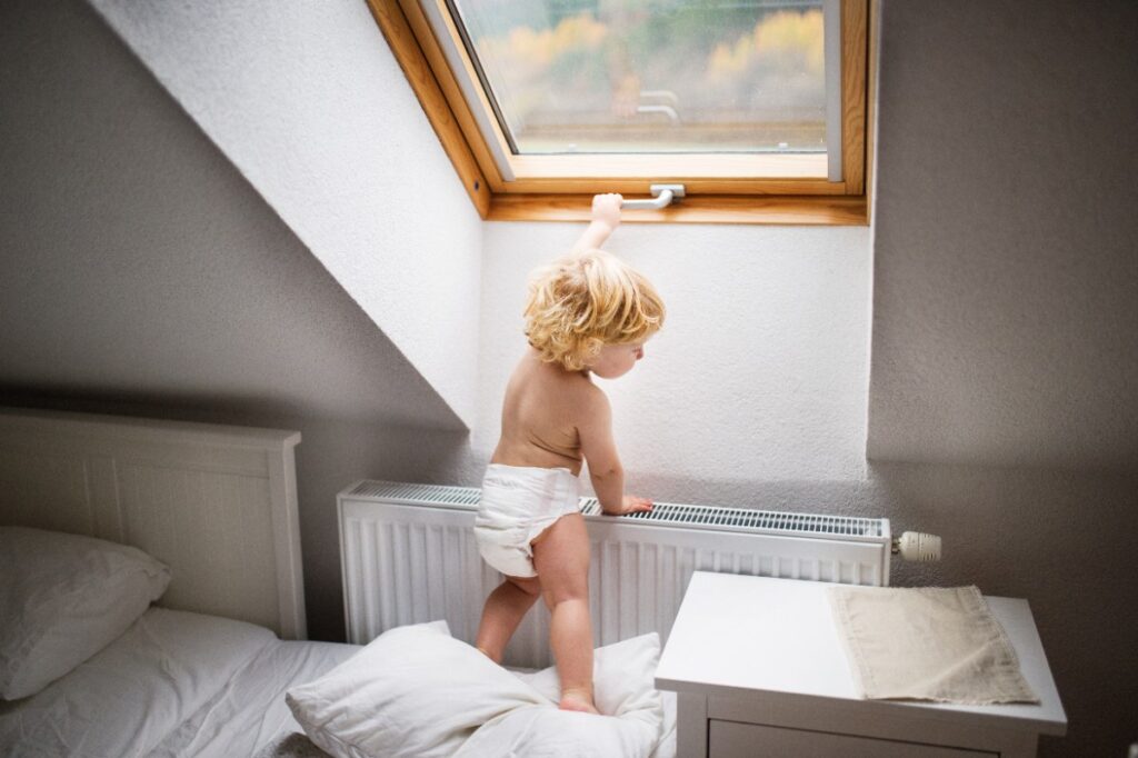 Un petit garçon qui joue dans sa chambre
