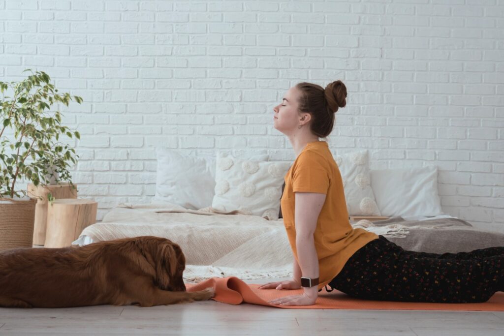 Une femme faisant du yoga à la maison