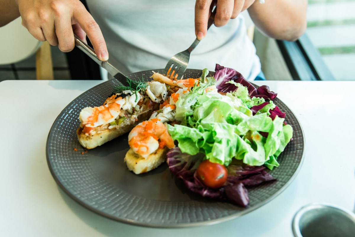 Une personne mangeant des aliments sains